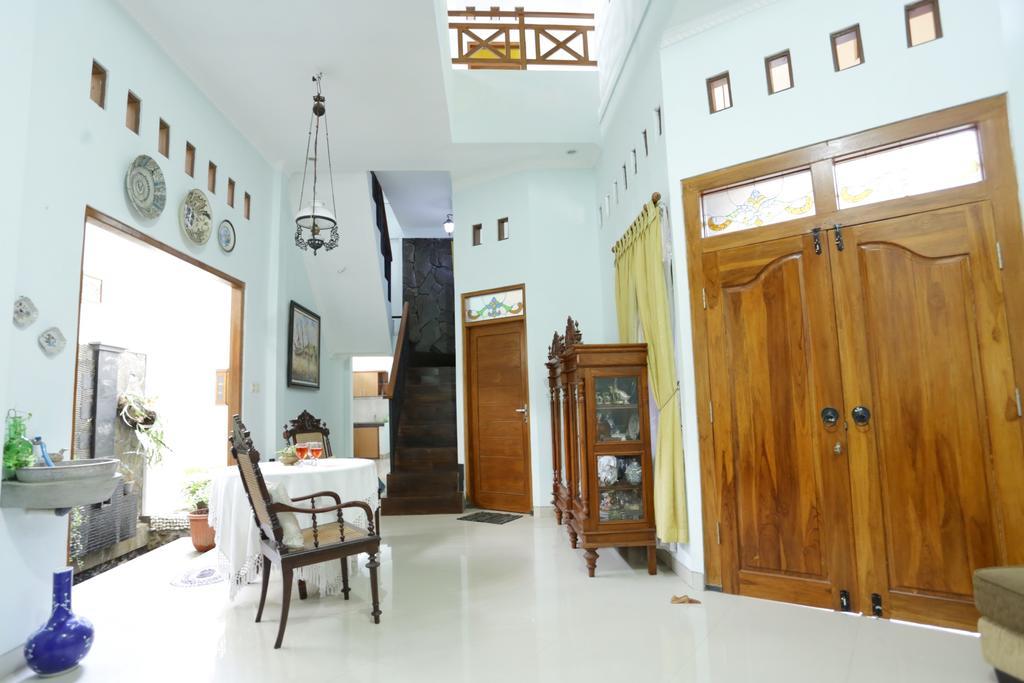 Griya Kedasih Guesthouse Yogyakarta Exterior foto